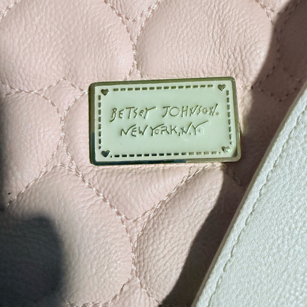 🌸BETSEY JOHNSON PURSE WITH SHOULDER STRAPS & ATTACHABLE CROSSBODY STRAP - Picture 3 of 13
